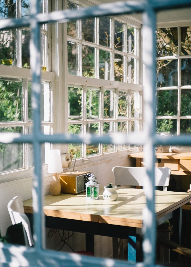 Pourquoi ouvrir son salon sur le jardin ?